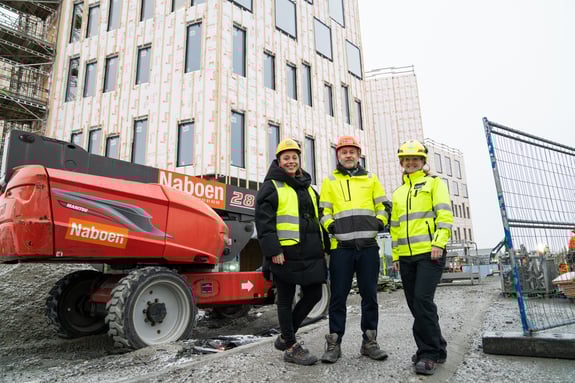 Fra venstre: Hospitality Manager Smedvig Eiendom, Cecilie Desirée Røsandhaug, CTIO Smedvig Eiendom Rune Augenstein, WELL Accredited Professional (WELL AP) og bærekraftskonsulent i Veni, Heather Bergsland.